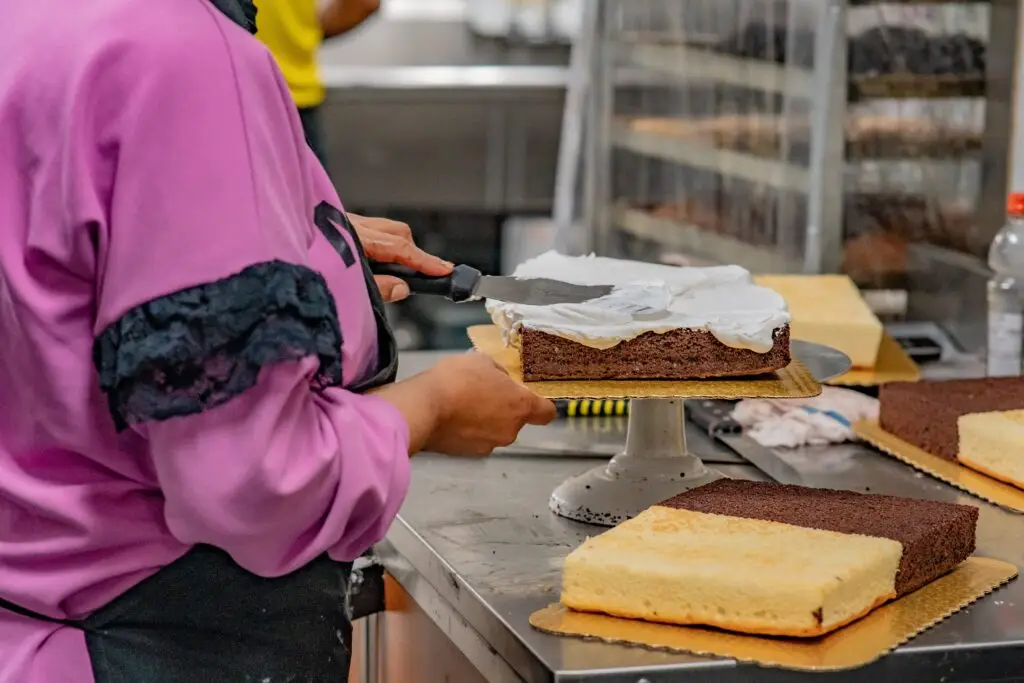 A7C05222 min Cakes & More
